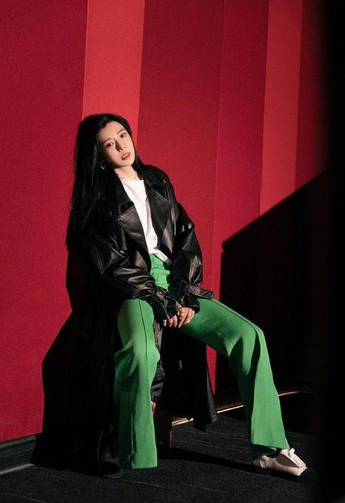 周韦彤白丝袜,魅力四溢